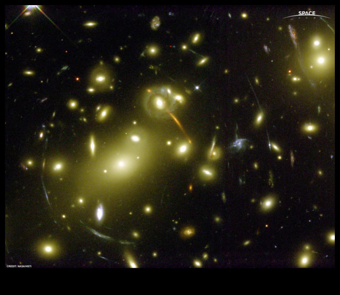 Gravitācijas lēca: izkropļojumi kosmiskajā uztverē