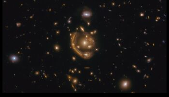 Gravitācijas lēca: izkropļojumi kosmiskajā uztverē