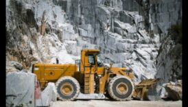 No karjera līdz audeklam: akmeņu ceļojums senajā tēlniecībā