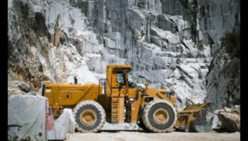 No karjera līdz audeklam: akmeņu ceļojums senajā tēlniecībā